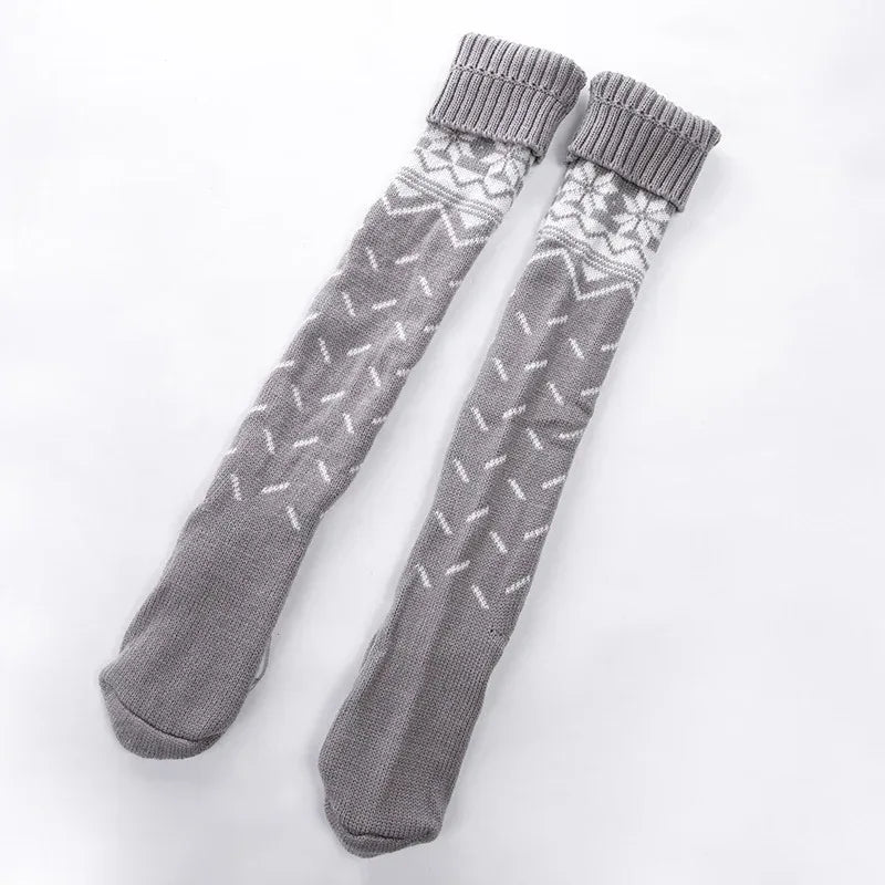 Wollsocken Grau mit Norweger-Muster und weißen Schneeflocken, gerippte Bündchen