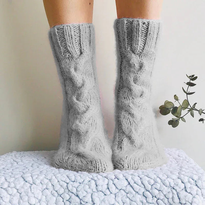 Wollpile Stricksocken für Damen, grau, Zopfmuster auf dem Schaft, elastischer Rippenbund