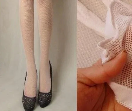 Beige fishnet stockings mit quadratischem Gitter, Bein-Nahaufnahme