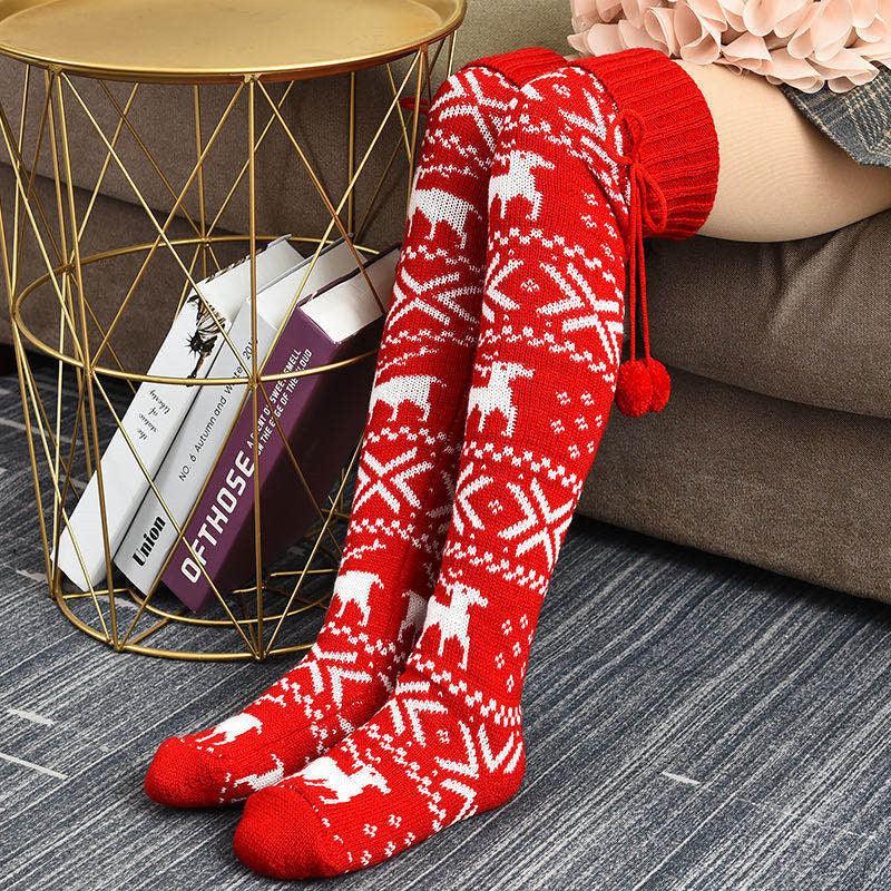 Wollgestrickte Kniestrümpfe (Rot) mit Rentier- und Schneeflocken-Muster