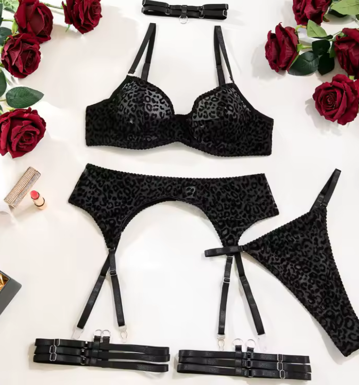 3-teilige Samt-Lingerie: schwarzer Leoparden-BH, Slip und Straps mit Schleifen